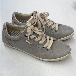 Taos Footwear Gray Sneakers with Cream Laces